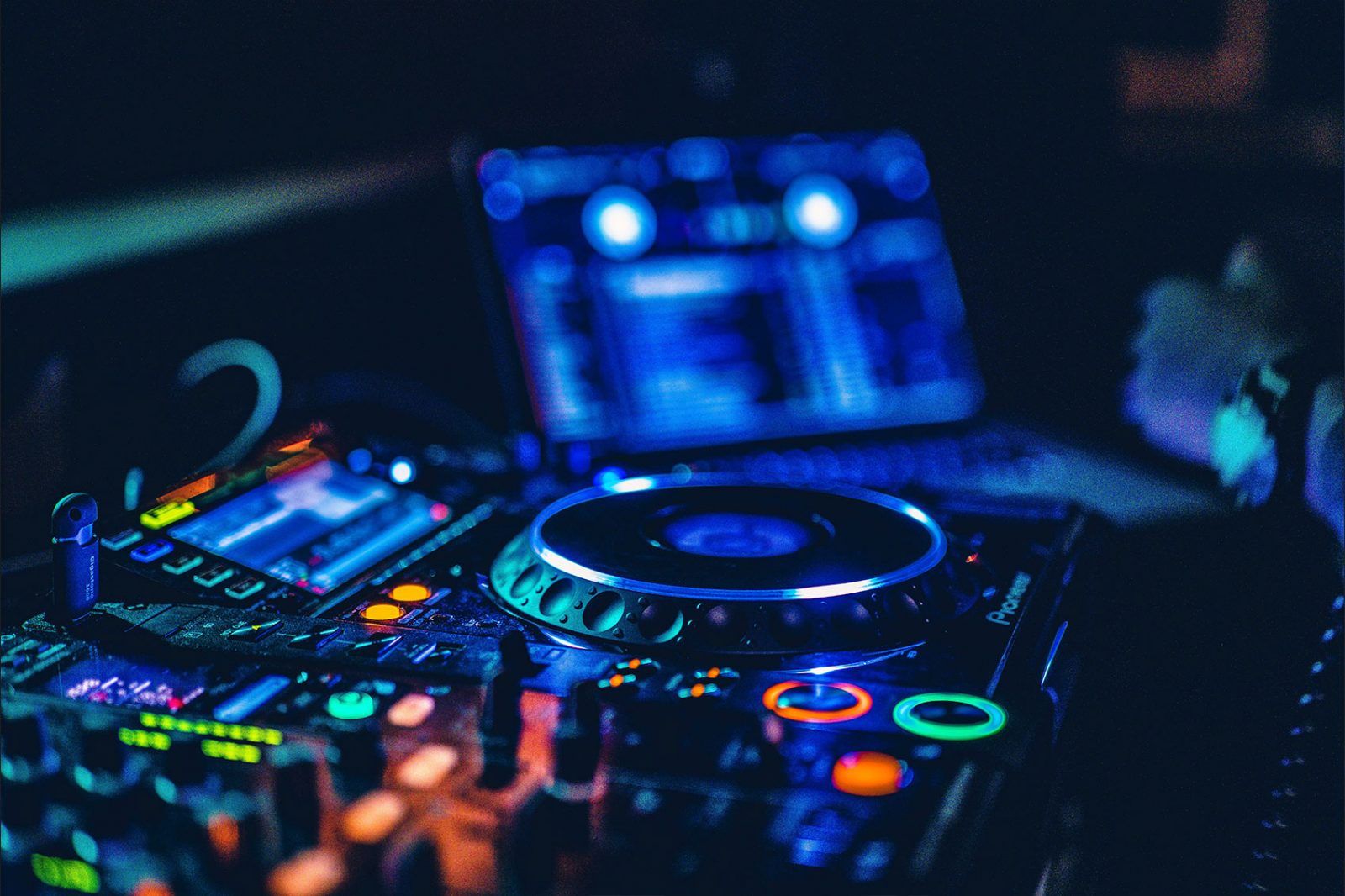 How to choose a professional DJ.